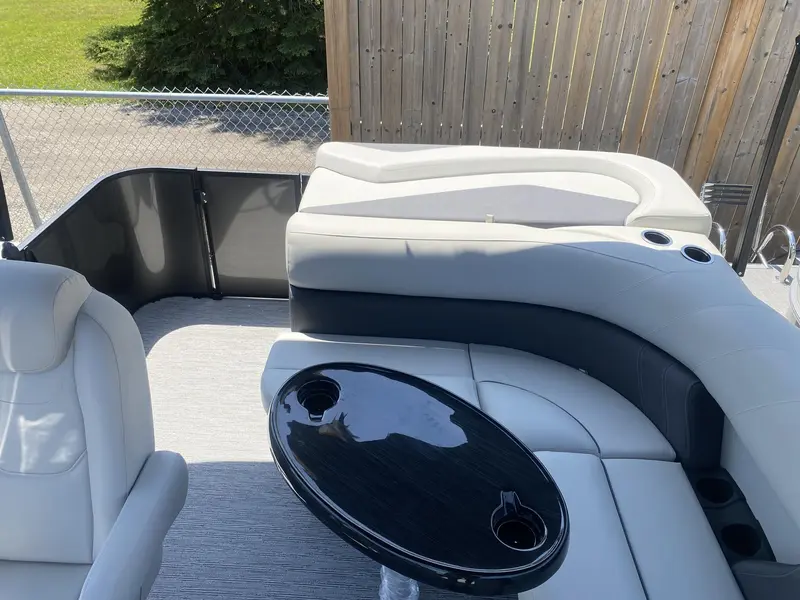 2026 Sylvan Mirage 820 Cruise thumbnail 4