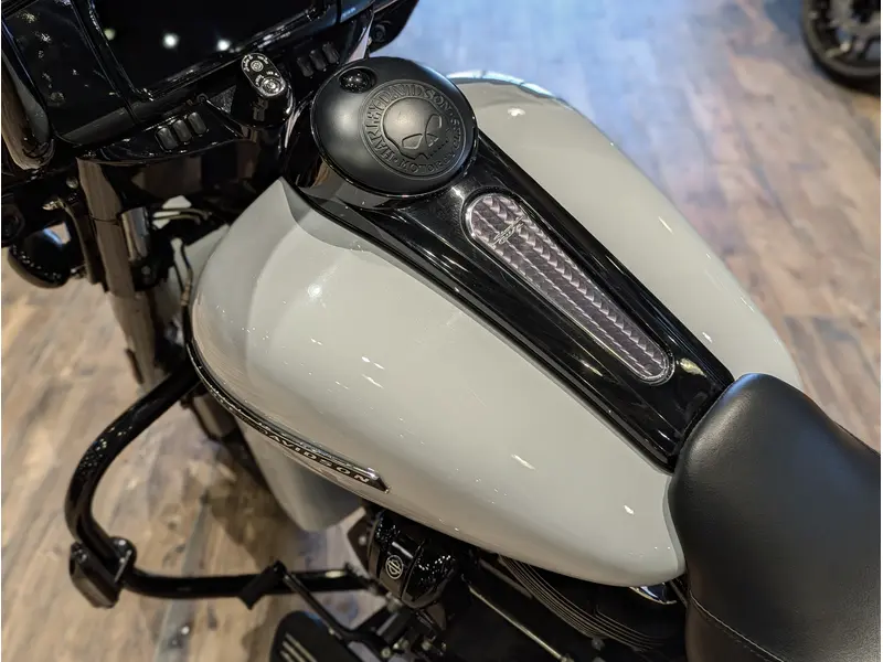 2020 Harley-Davidson Street Glide Special // Stone Washed White Pearl thumbnail 9
