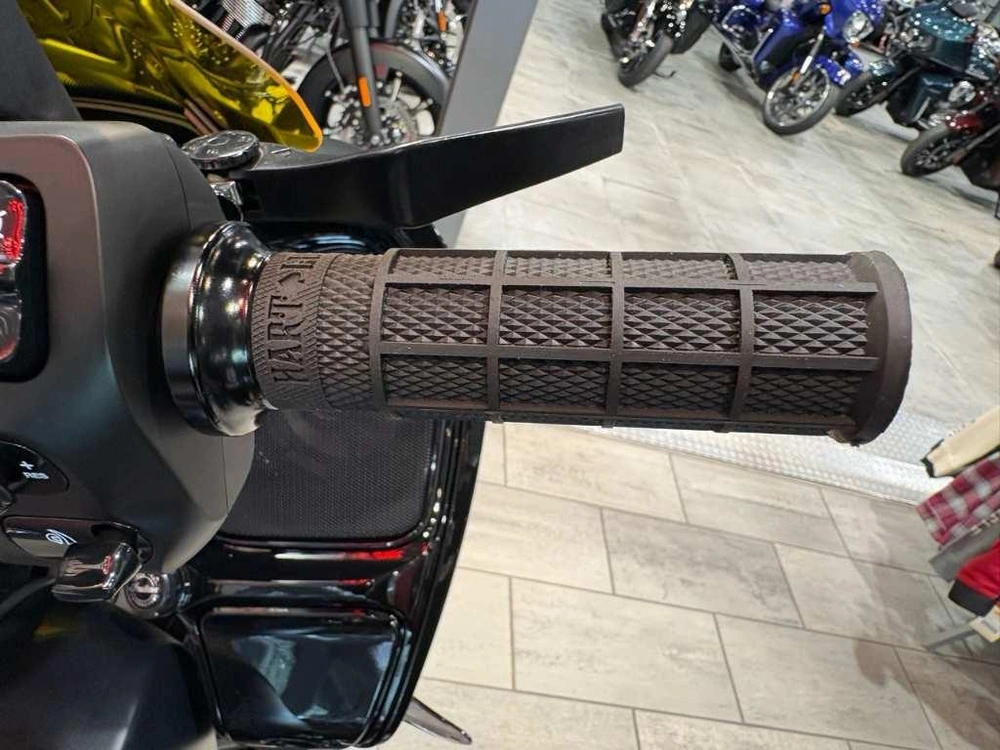Indian Motorcycle Challenger Dark Horse + 112 & Audio Package 2026 alt