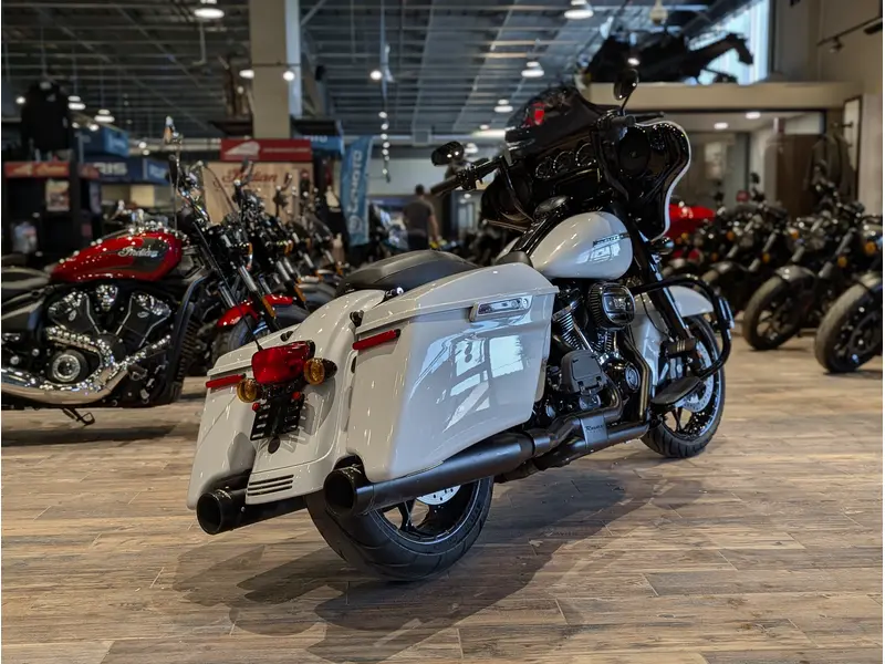 2020 Harley-Davidson Street Glide Special // Stone Washed White Pearl thumbnail 11