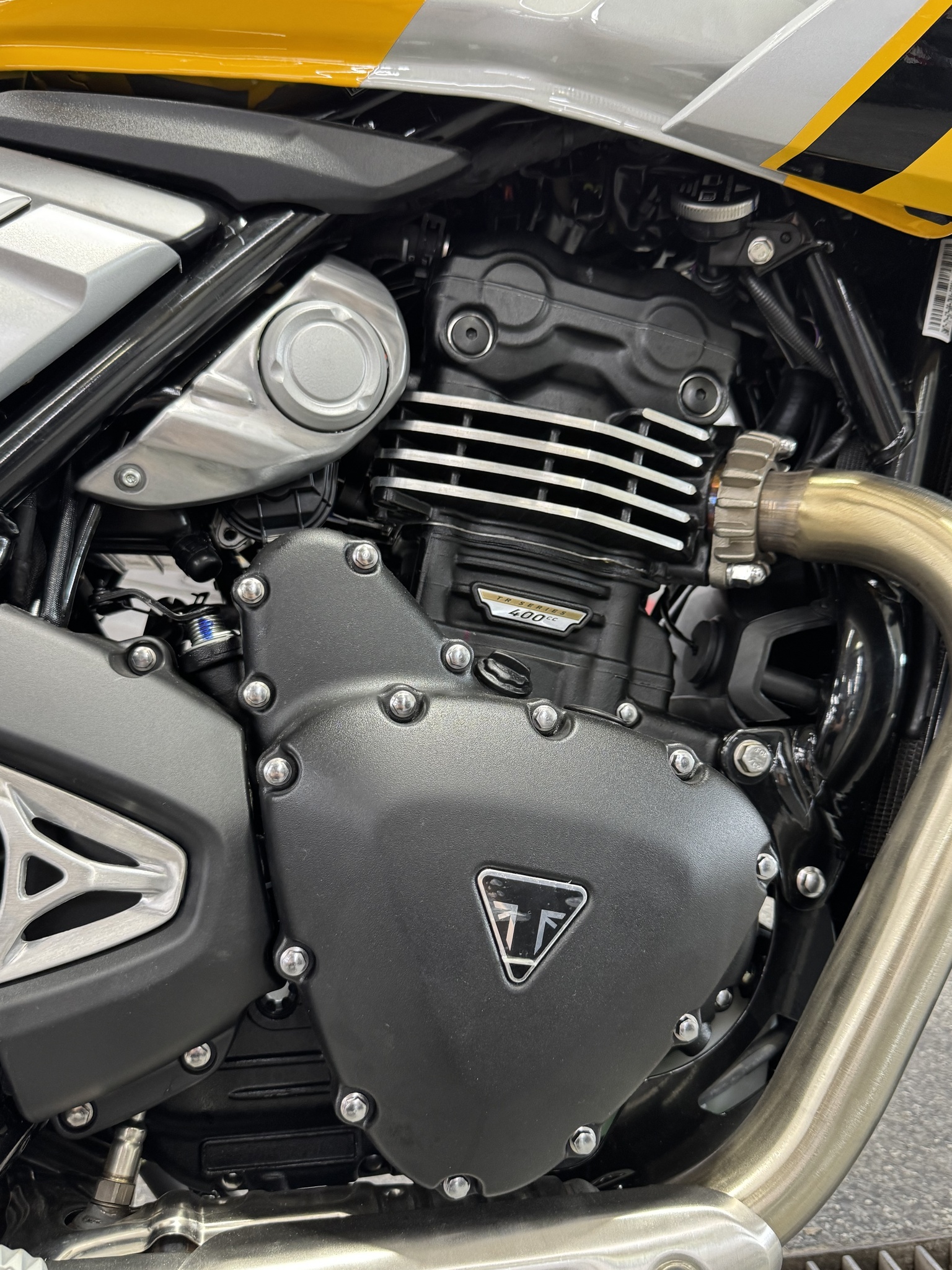 2026 Triumph THRUXTON 400 JAUNE thumbnail 14