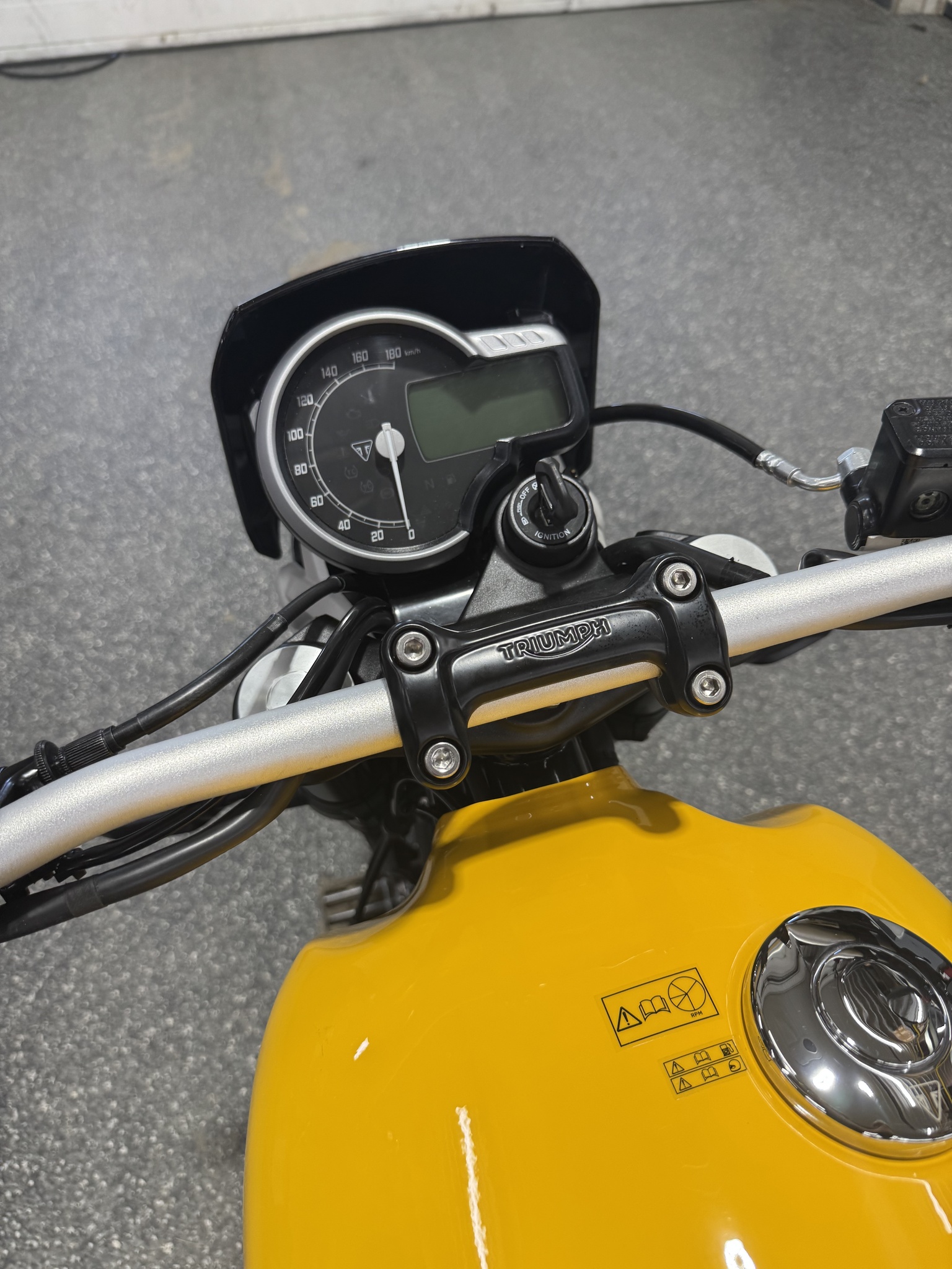 2027 Triumph TRACKER 400 JAUNE thumbnail 10