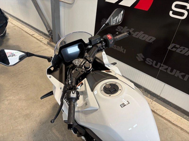 Suzuki Gsx-8r Pearl Tech White 2026 alt