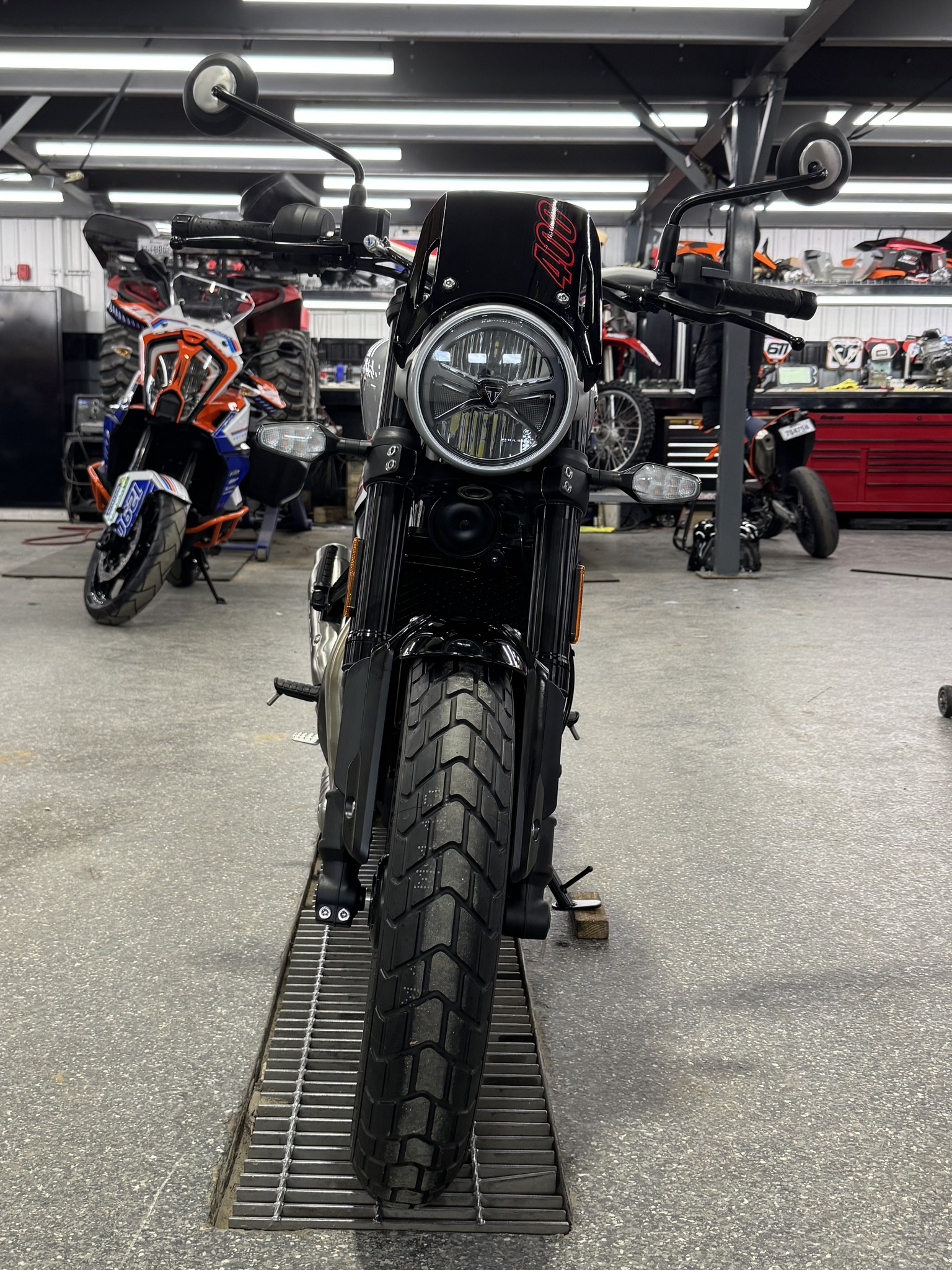 2027 Triumph TRACKER 400 ARGENT