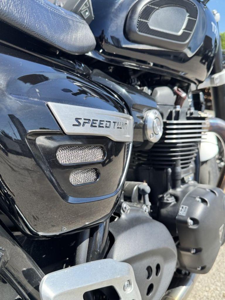 2022 Triumph Speed Twin Jet Black thumbnail 4