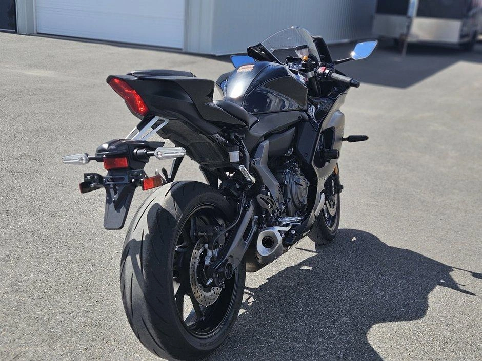 2025 Yamaha Yamaha R7 alt