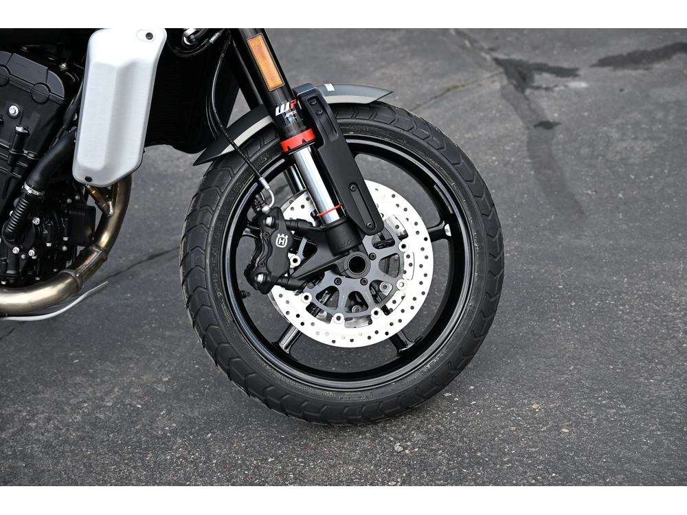 2027 Husqvarna Svartpilen 801 alt