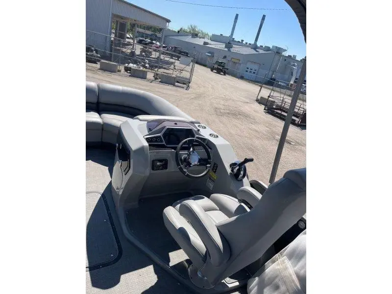 2020 Manitou oasis 23'