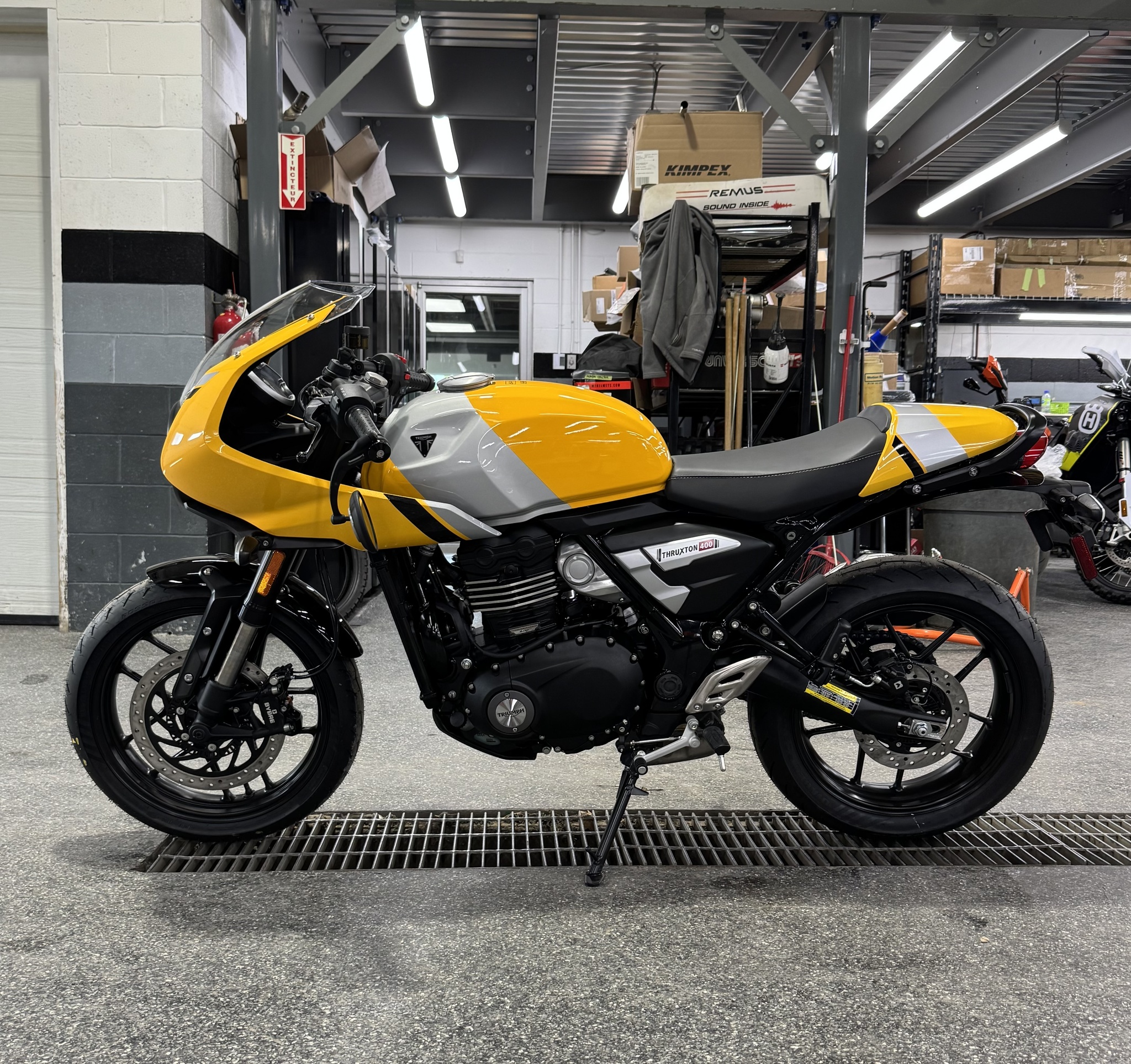 2026 Triumph THRUXTON 400 JAUNE thumbnail 5