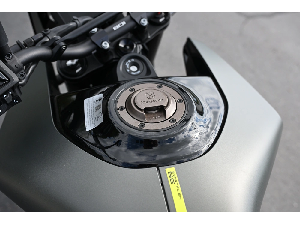2027 Husqvarna Svartpilen 801 alt