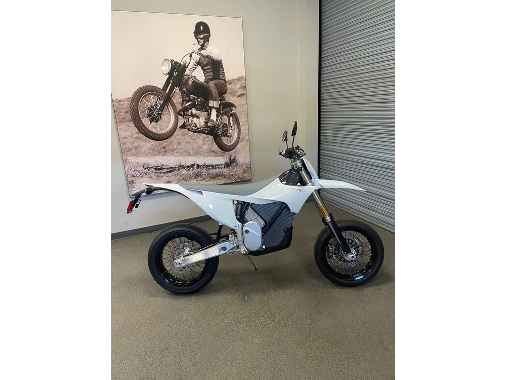 2026 Stark Future Stark Varg Sm 80hp - White (med) alt