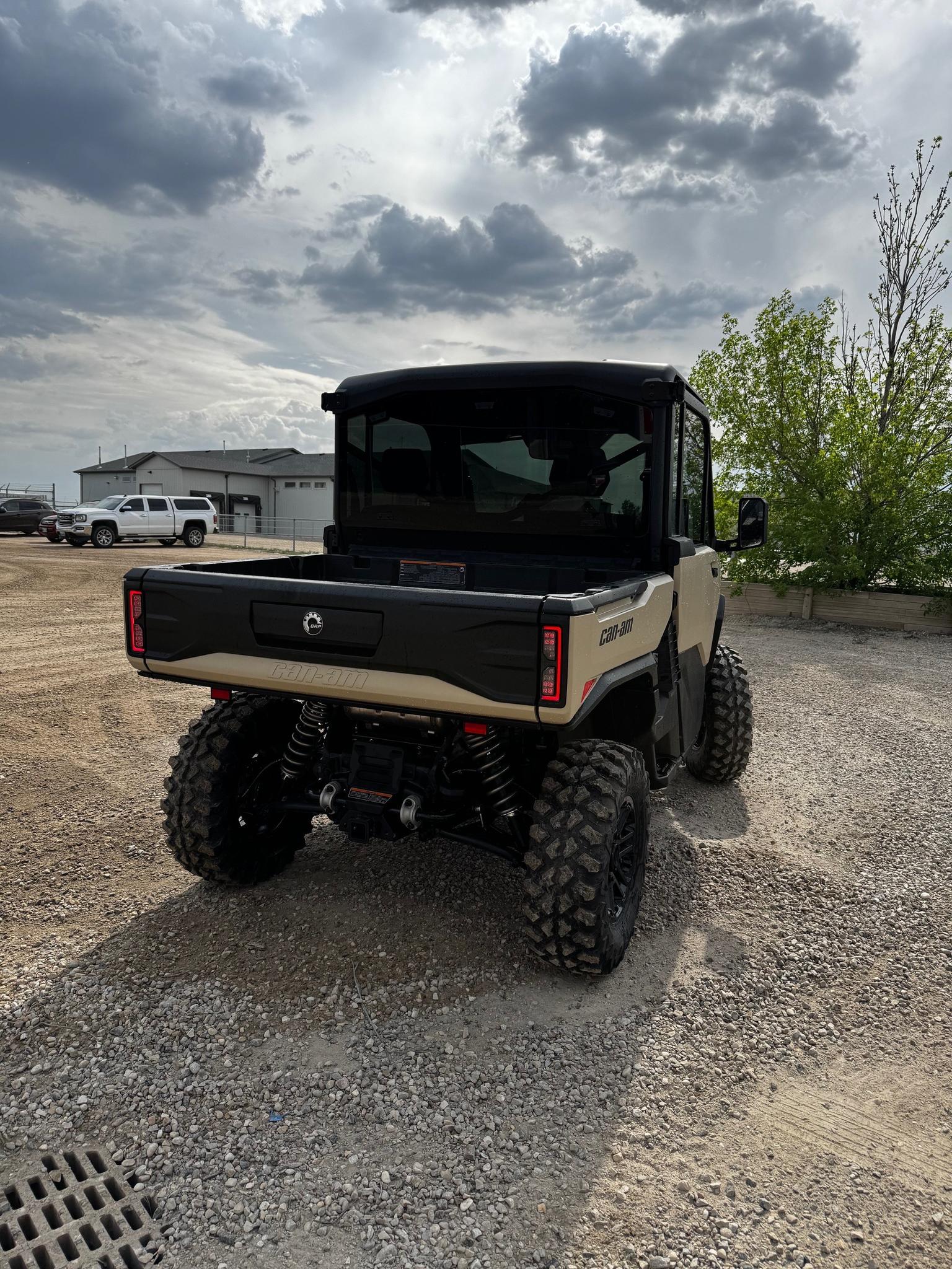 2026 Can-Am DEFENDER LTD HD11 thumbnail 4