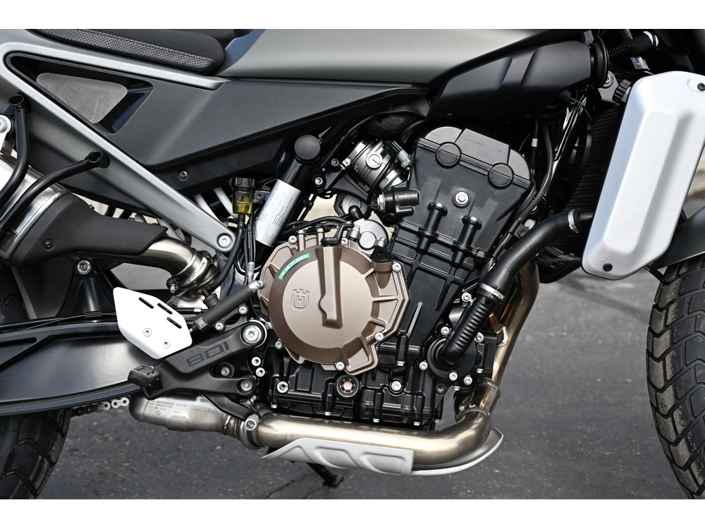 2027 Husqvarna Svartpilen 801 alt
