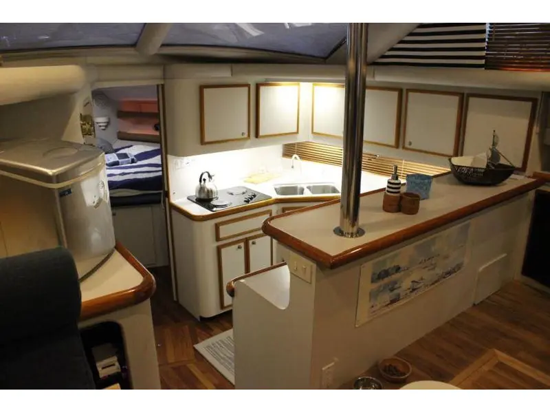 1993 Cruisers Yachts 3850
