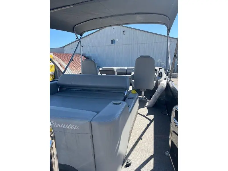 2020 Manitou oasis 23'