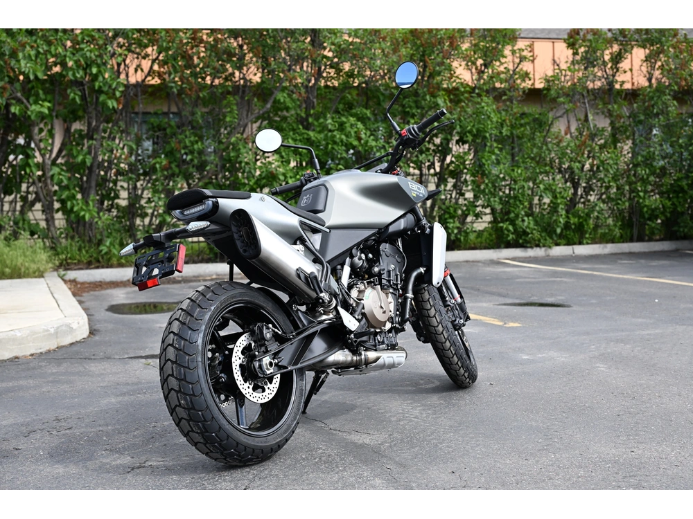 2027 Husqvarna Svartpilen 801 alt