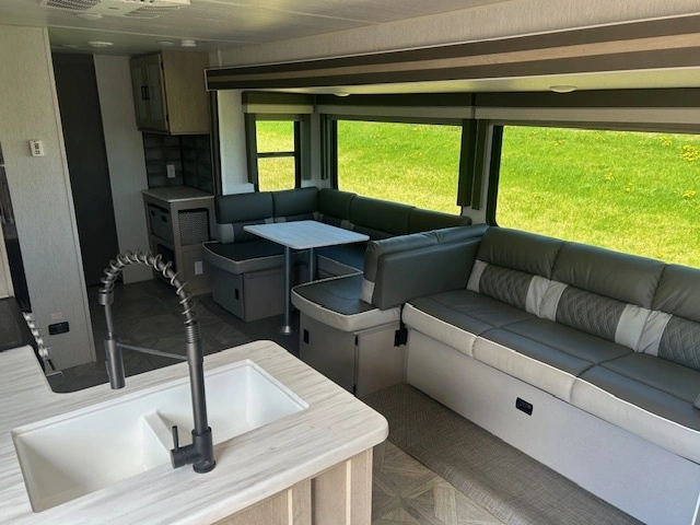 2023 Wildwood Platinum 32bhds alt