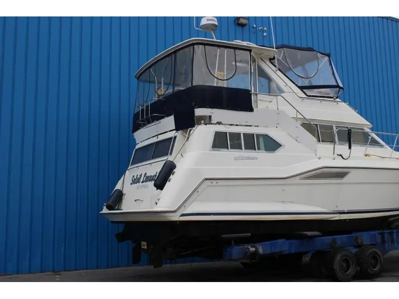 1993 Cruisers Yachts 3850