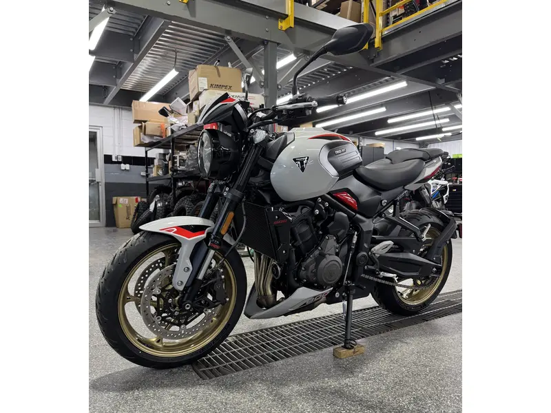 2026 Triumph TRIDENT 800 GRIS