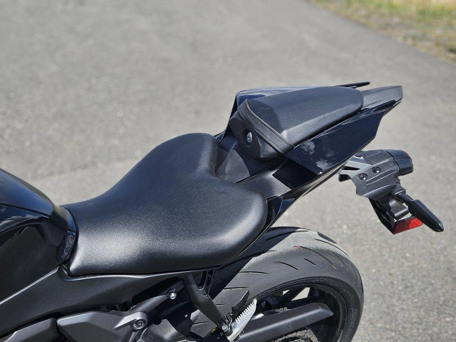 2025 Yamaha Yamaha R7 alt