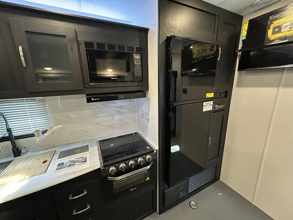 2024 Coachmen Adrenaline 27kb alt