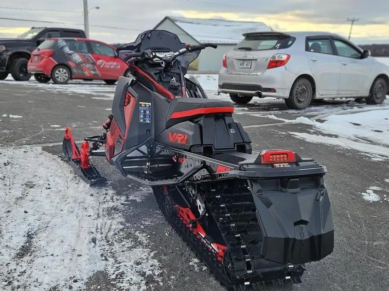 Polaris PATRIOT BOOST INDY VR1 137 DYNAMIX 2025