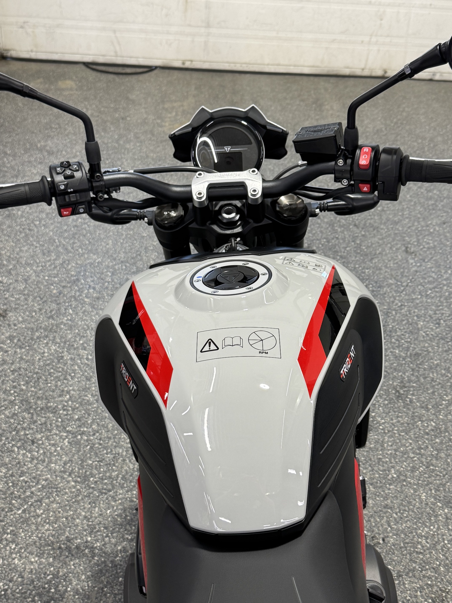 2026 Triumph TRIDENT 800 GRIS thumbnail 10