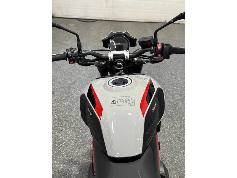 2026 Triumph TRIDENT 800 GRIS