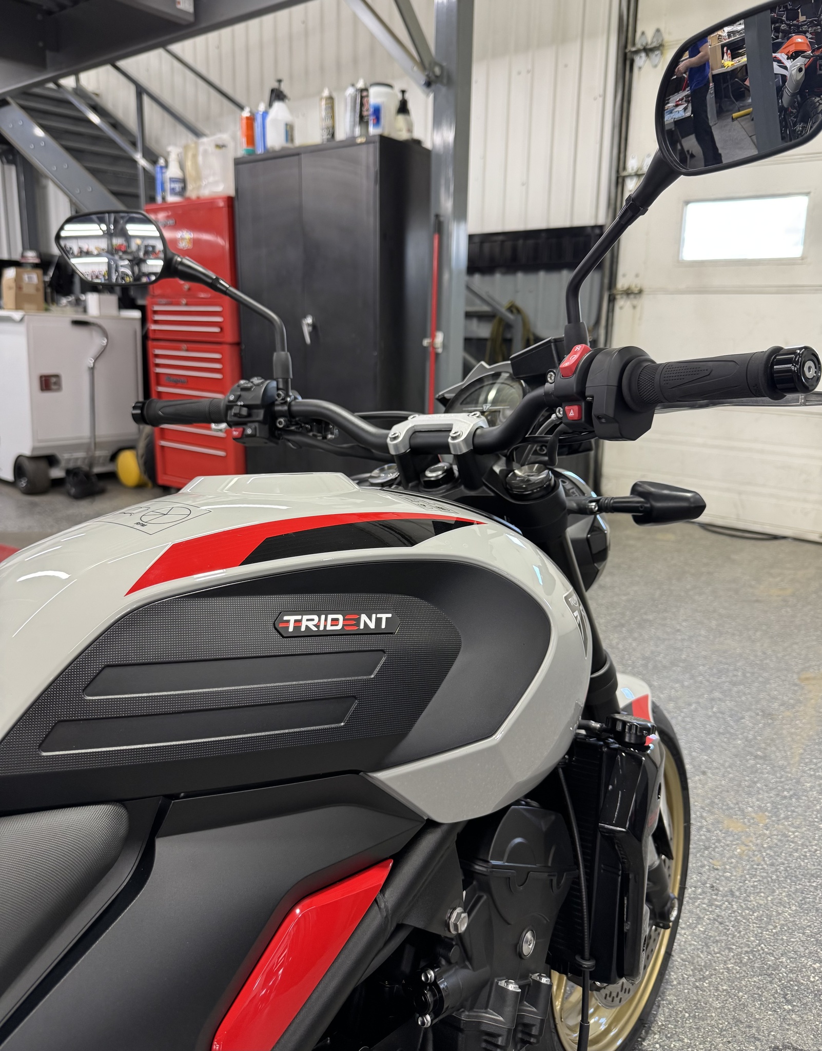 2026 Triumph TRIDENT 800 GRIS thumbnail 9