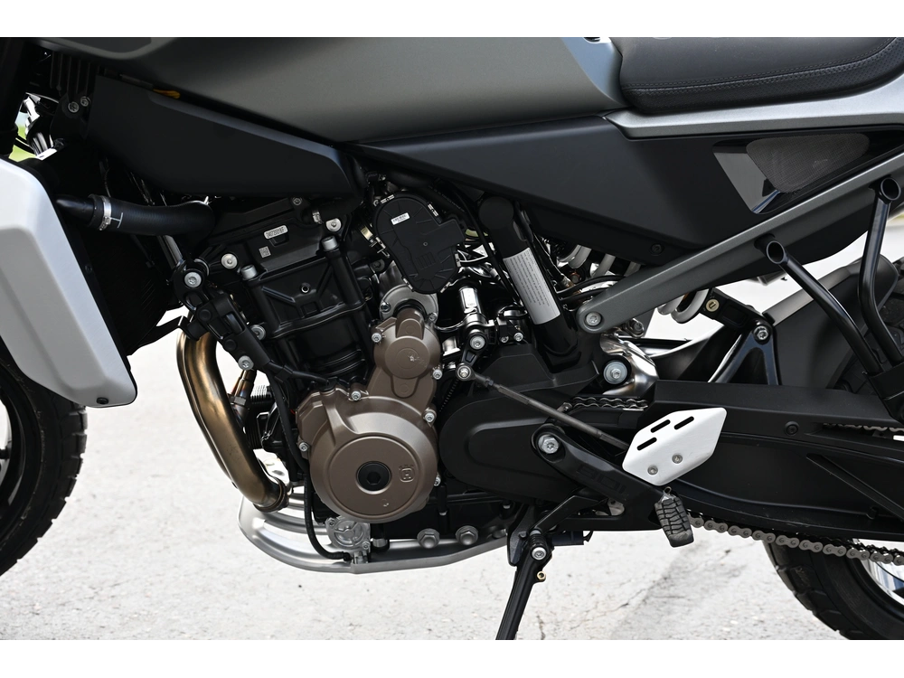 2027 Husqvarna Svartpilen 801 alt