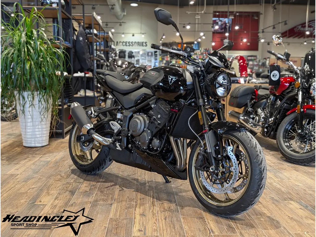 2026 Triumph Trident 800 // Jet Black 