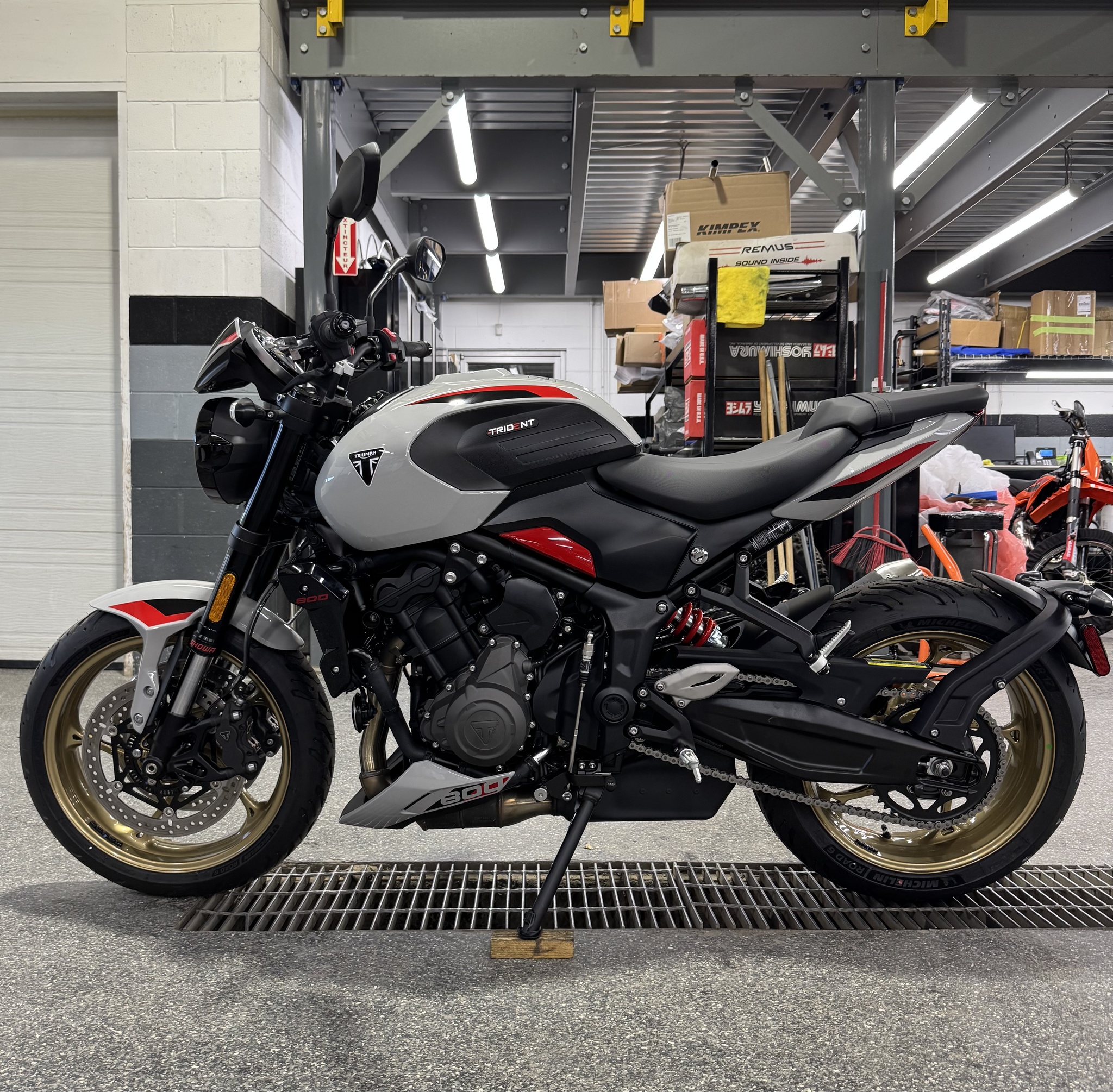 2026 Triumph TRIDENT 800 GRIS thumbnail 5