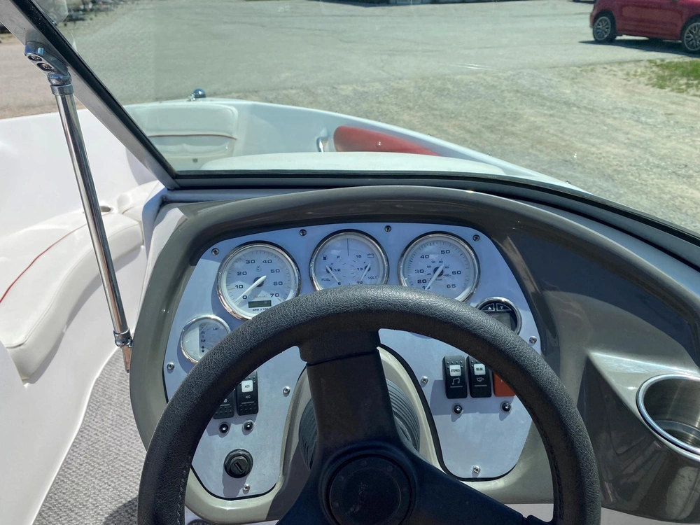 2014 Yamaha Rinker 186 alt