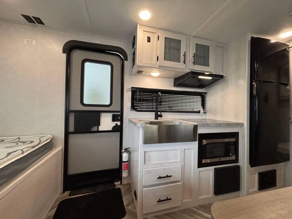 Dutchmen Coleman Rubicon 1628bh 2022 alt