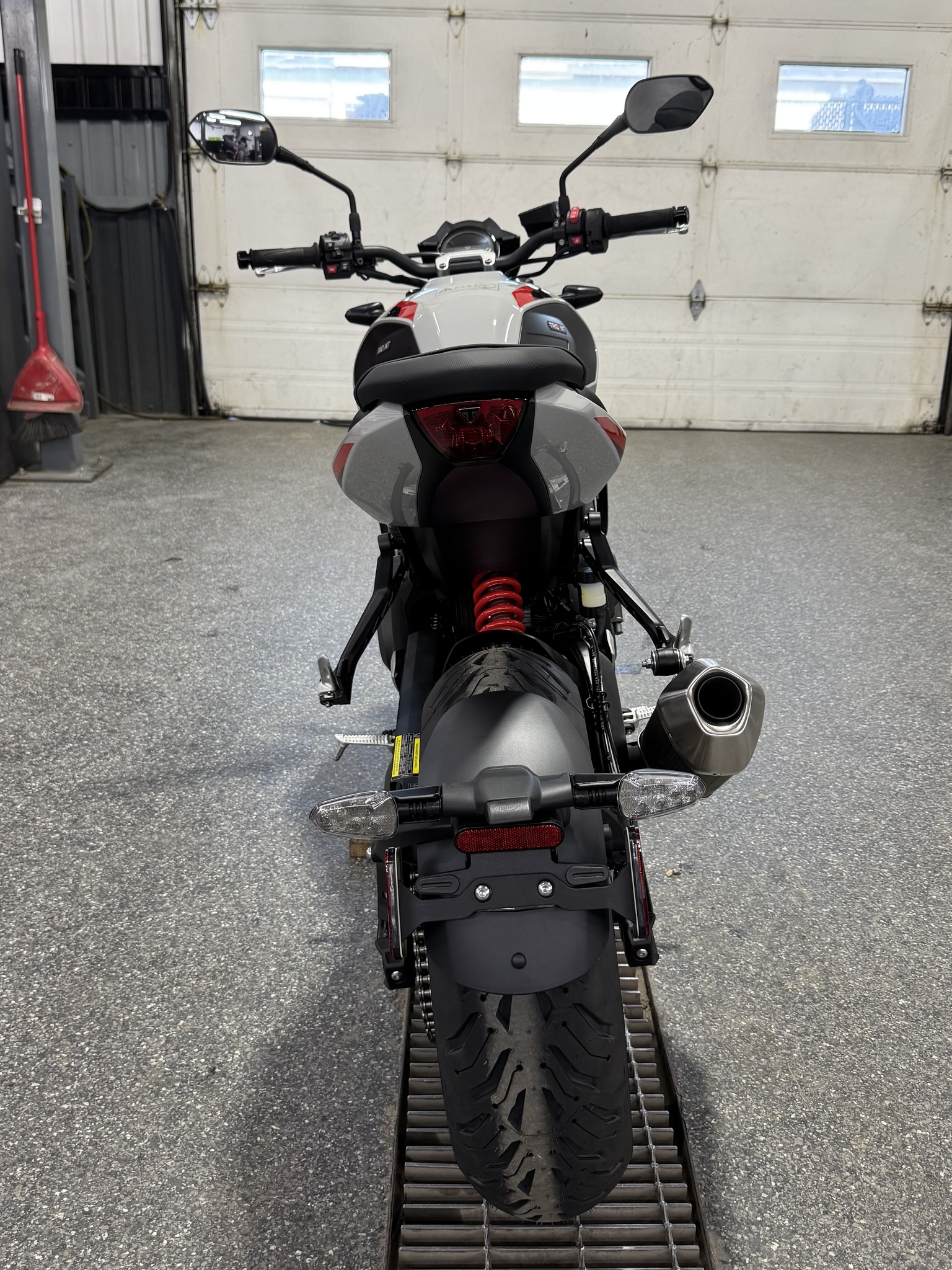 2026 Triumph TRIDENT 800 GRIS thumbnail 3