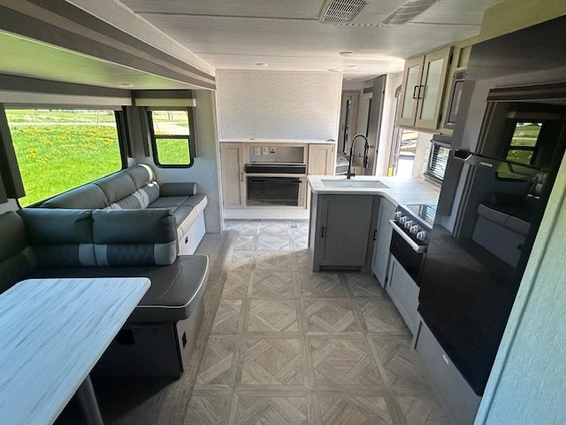 2023 Wildwood Platinum 32bhds alt