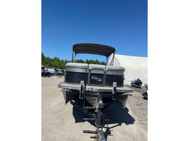 2020 Manitou oasis 23'