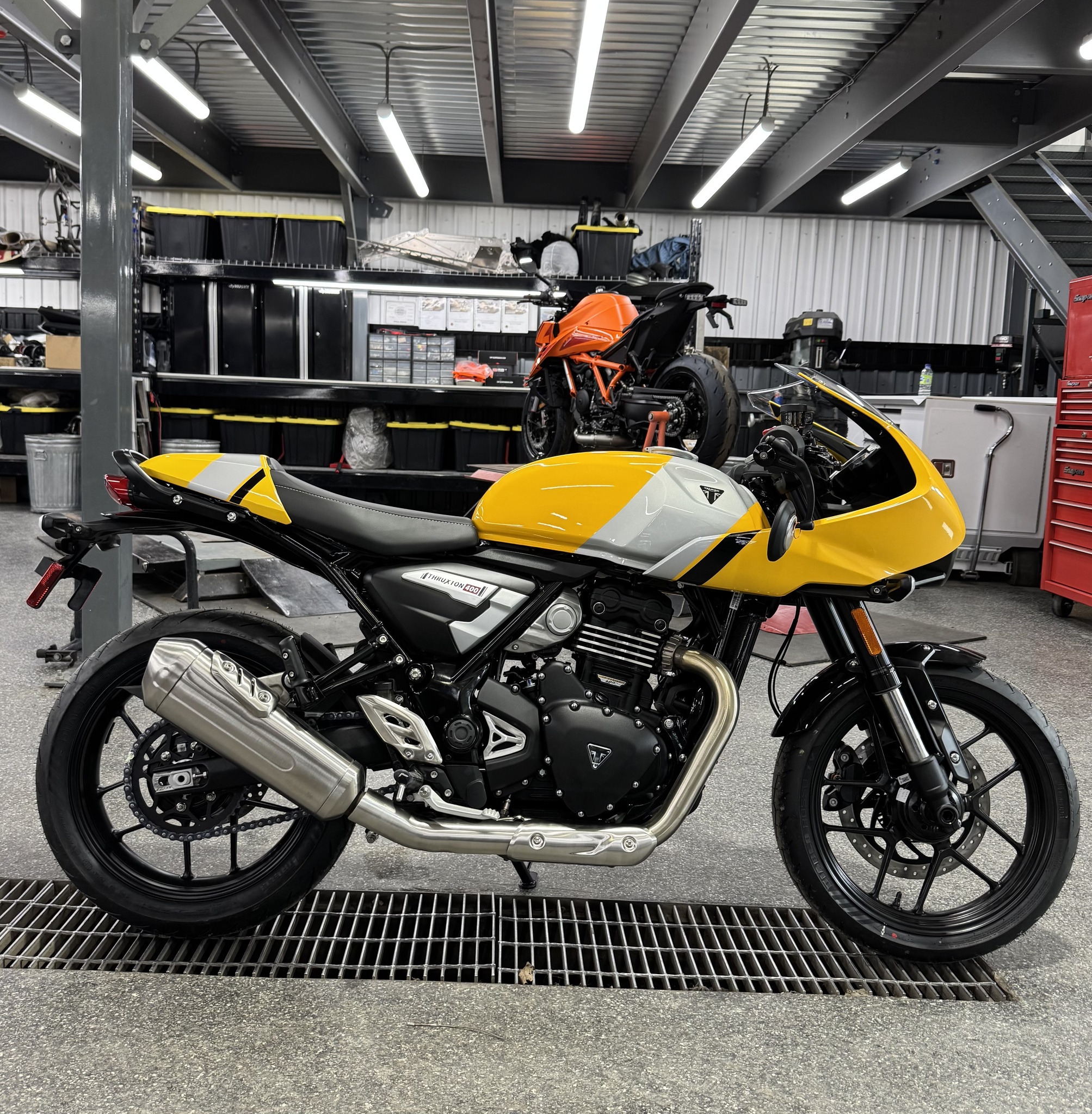2026 Triumph THRUXTON 400 JAUNE