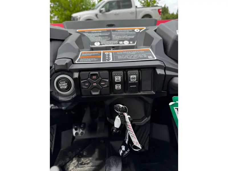 2026 Can-Am COMMANDER MAX XT 700