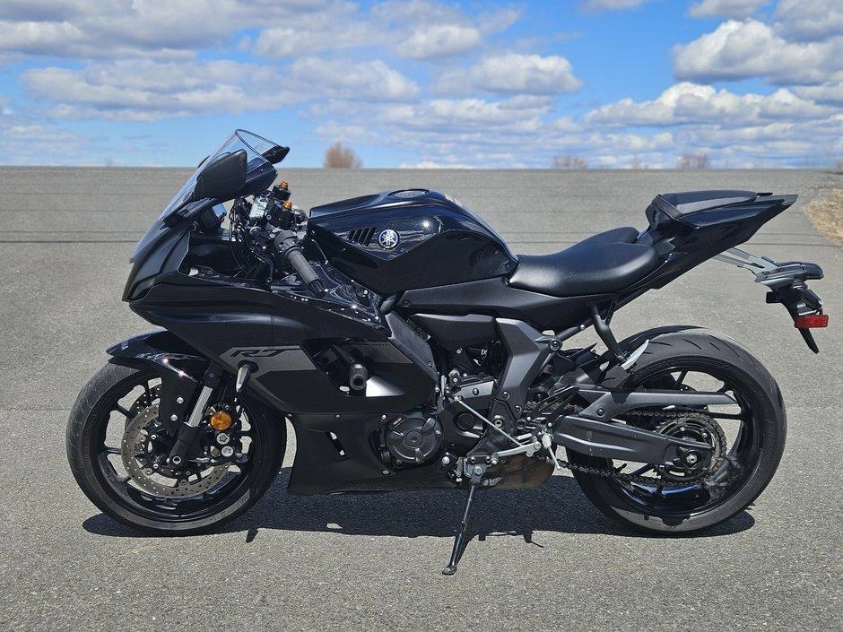 2025 Yamaha Yamaha R7 alt