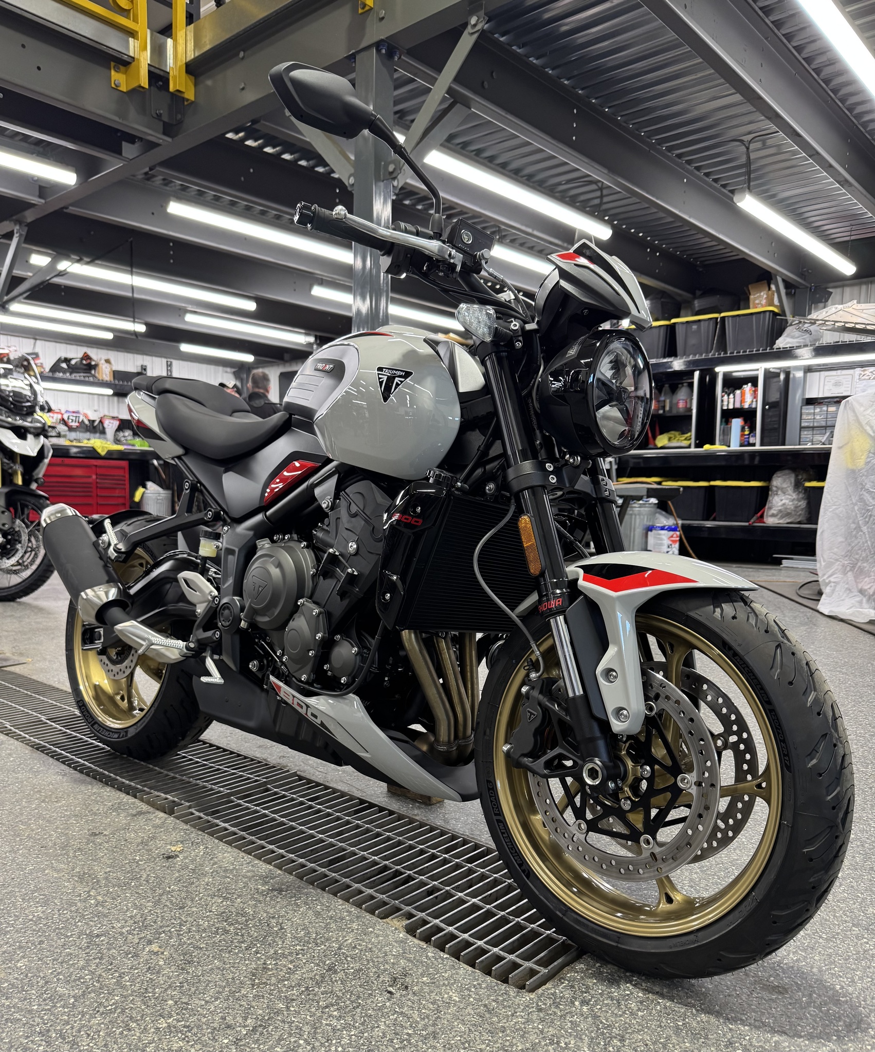2026 Triumph TRIDENT 800 GRIS thumbnail 8