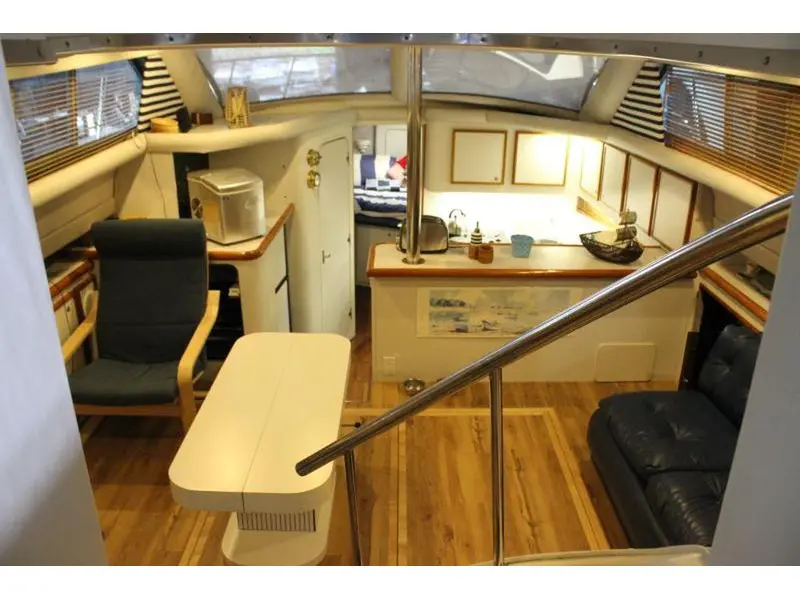 1993 Cruisers Yachts 3850