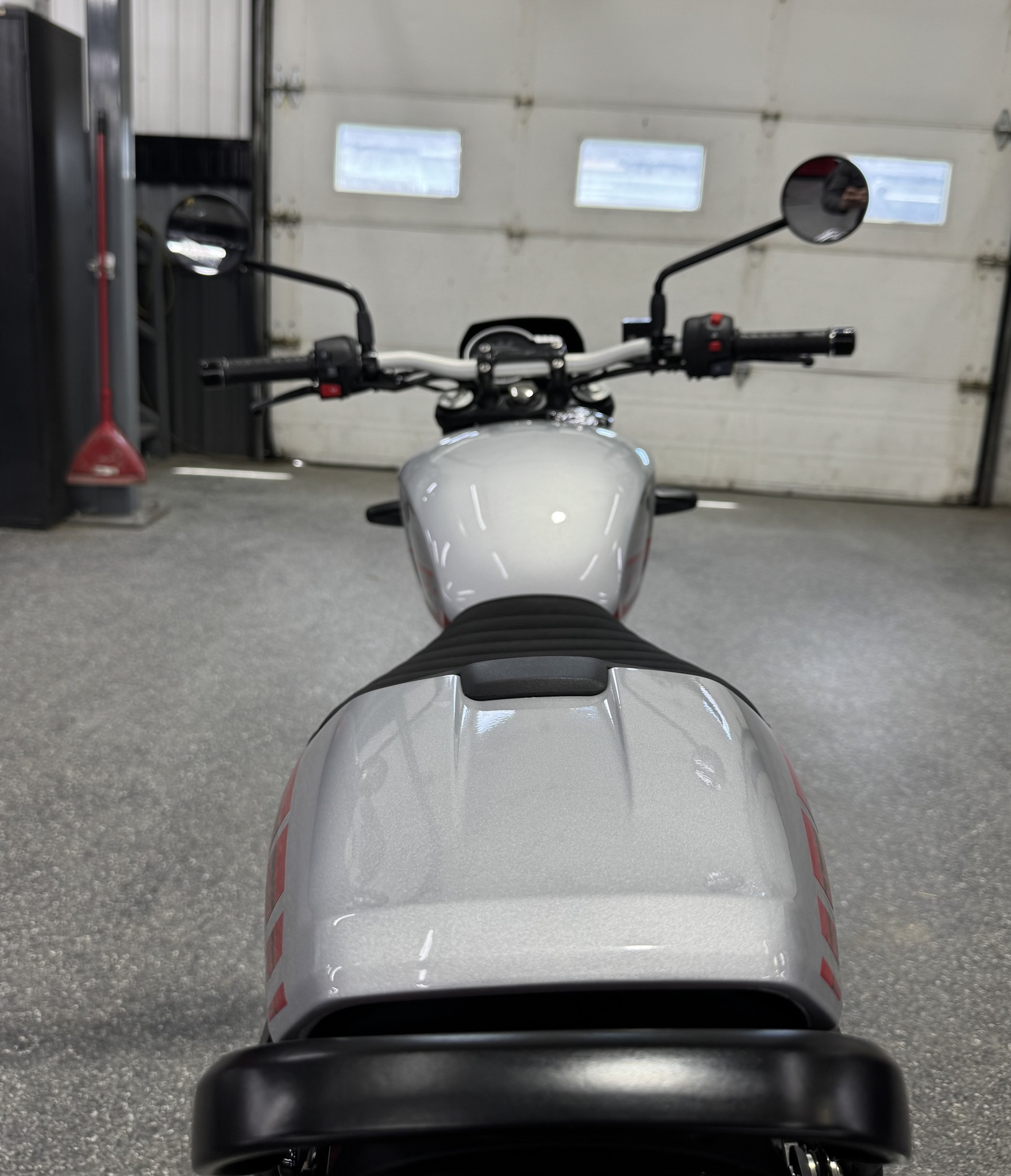 2027 Triumph TRACKER 400 ARGENT