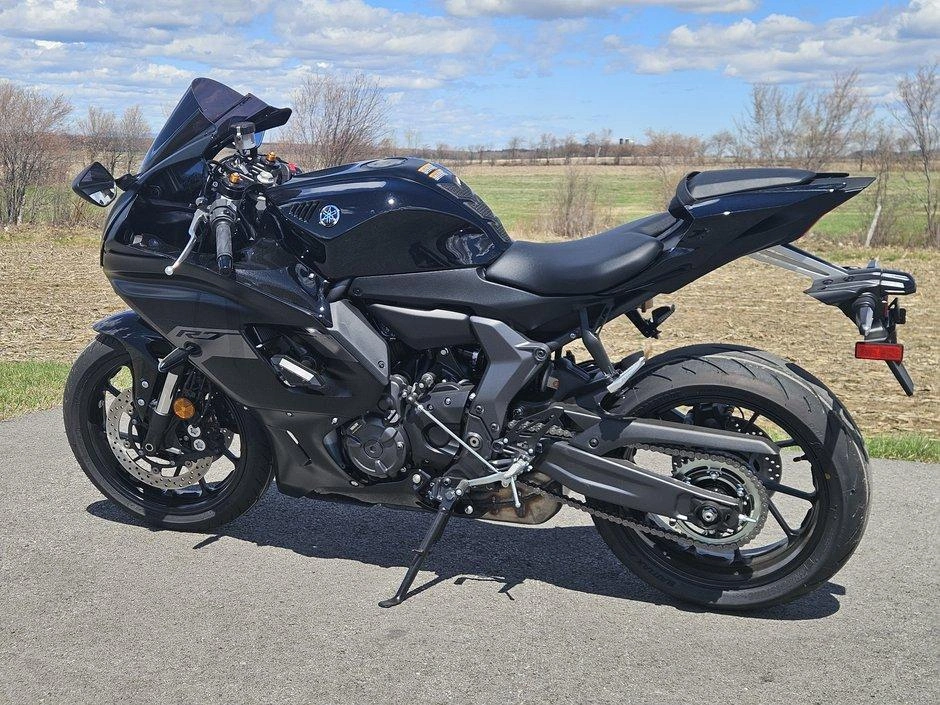 2025 Yamaha R7 alt