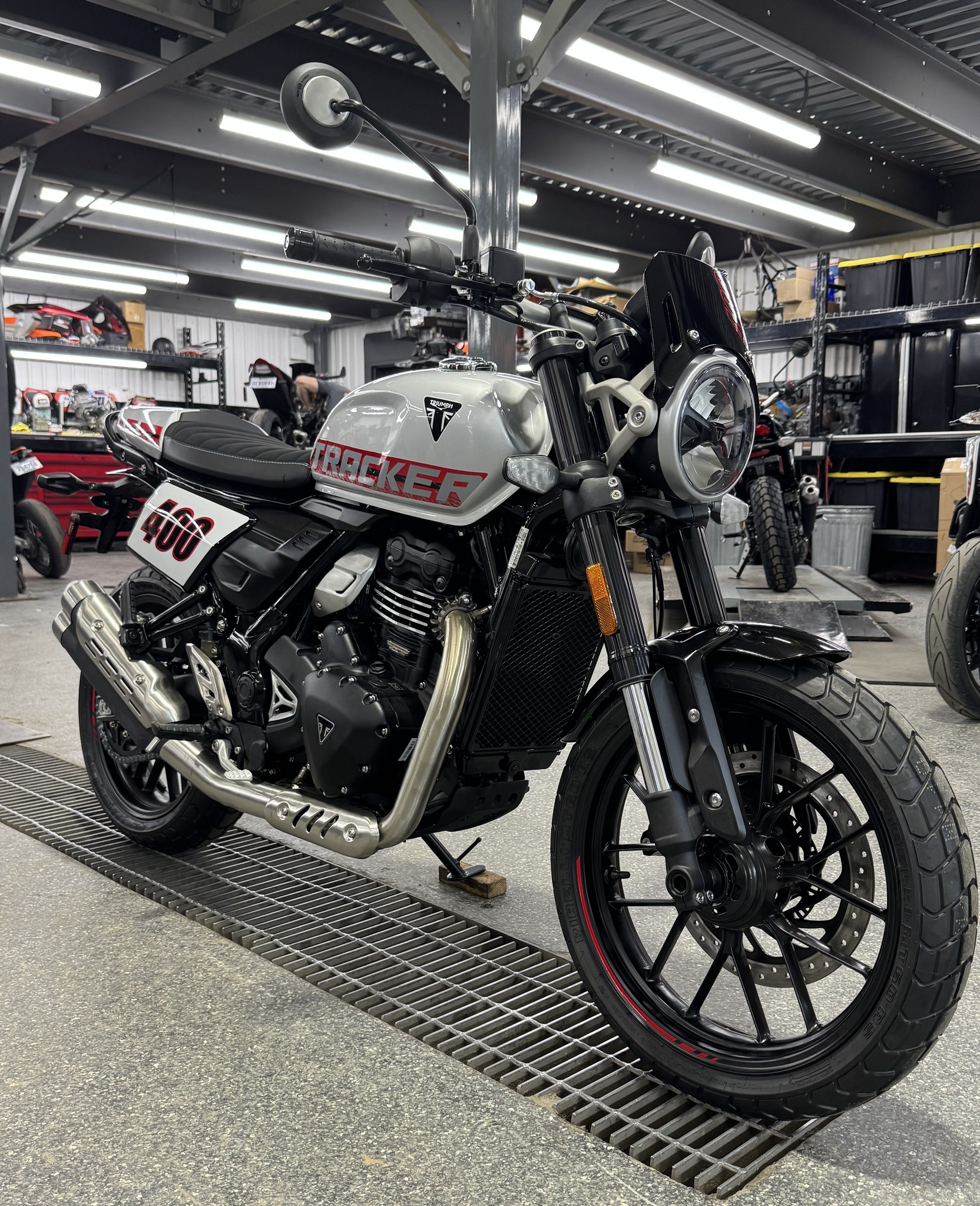 2027 Triumph TRACKER 400 ARGENT