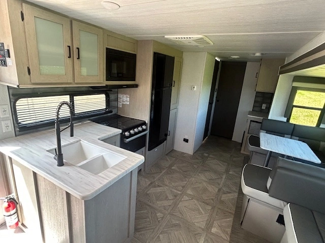 2023 Wildwood Platinum 32bhds alt