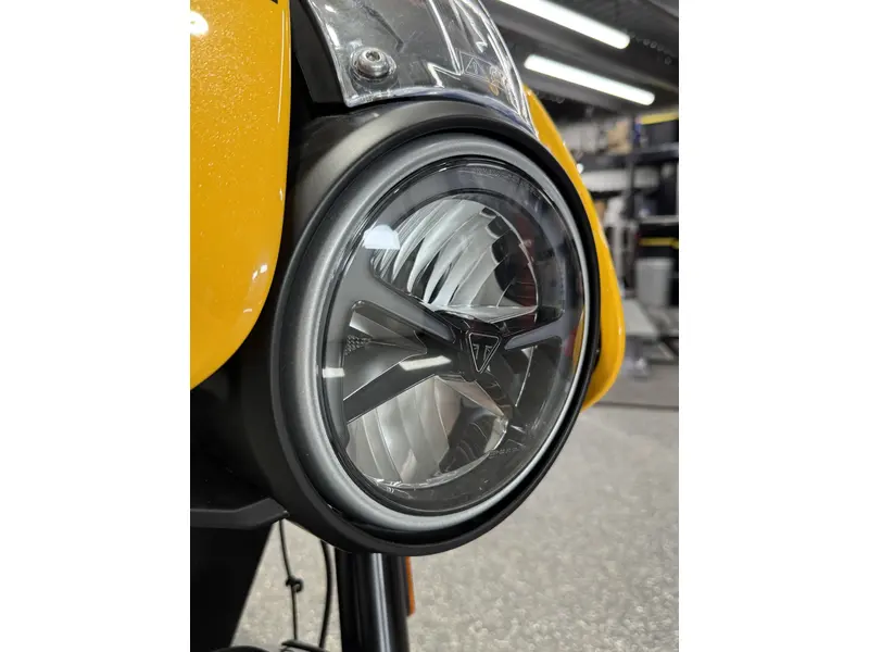 2026 Triumph THRUXTON 400 JAUNE