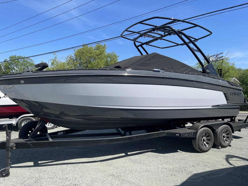 2026 Cobalt Boats R4 Surf alt