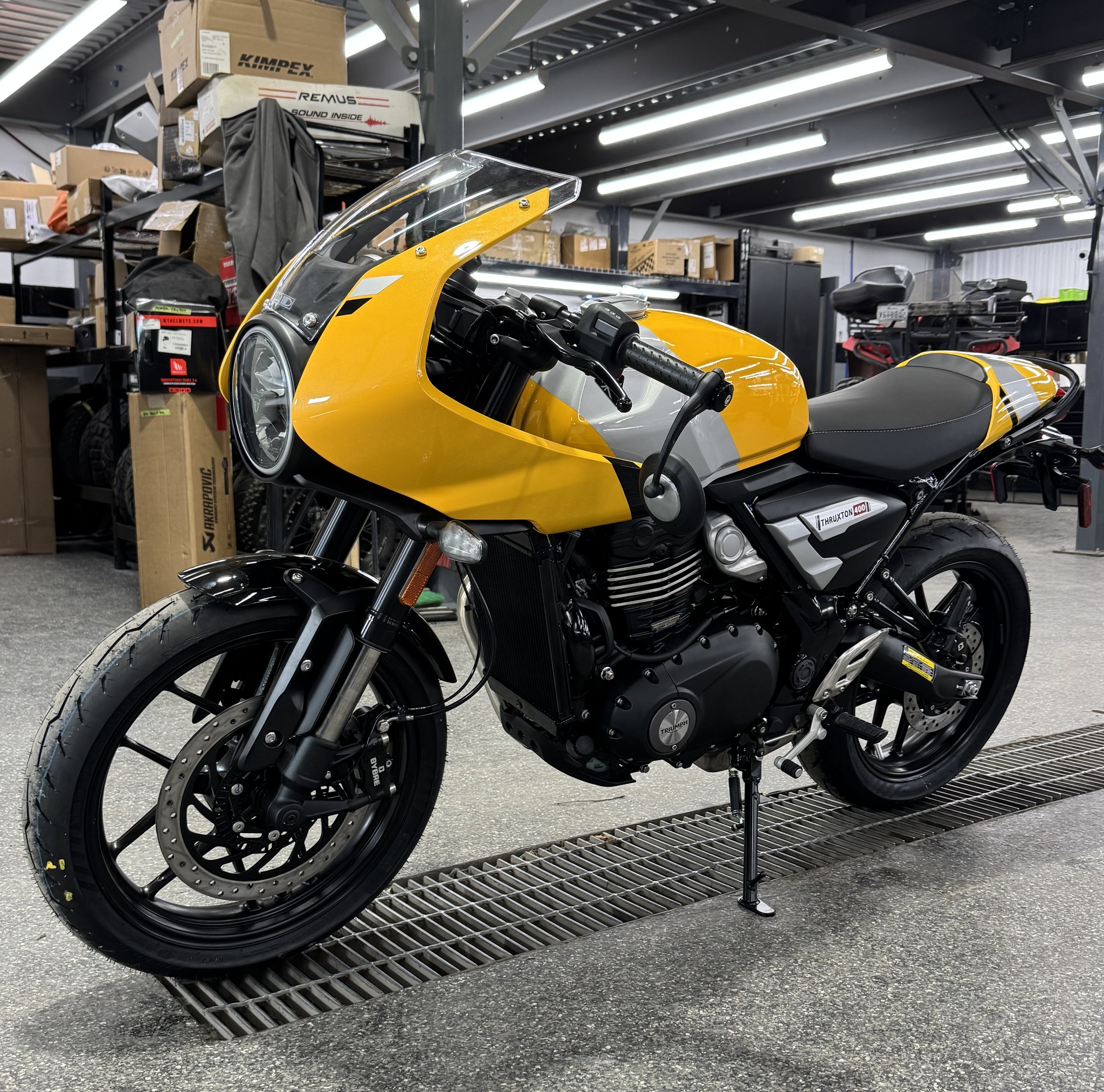 2026 Triumph THRUXTON 400 JAUNE thumbnail 6