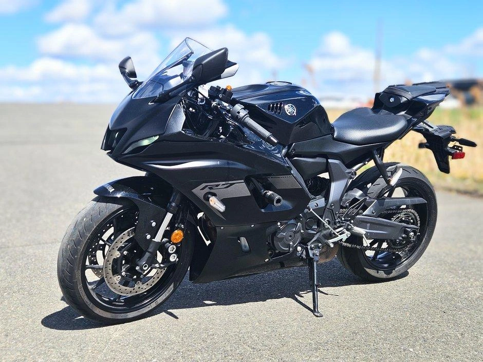 2025 Yamaha Yamaha R7 alt